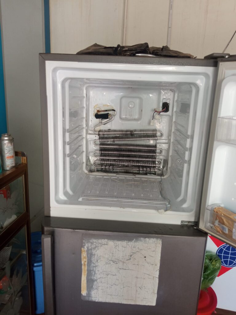 tủ lạnh của khách hàng bị chảy nước
