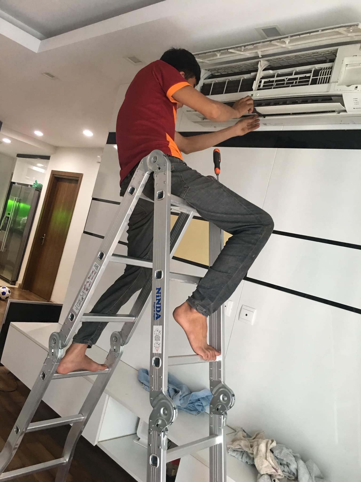 Máy Lạnh Chảy Nước: Nguyên Nhân và Cách Khắc Phục Triệt Để Tại Nhà 3 ve sinh may lanh tai thu duc